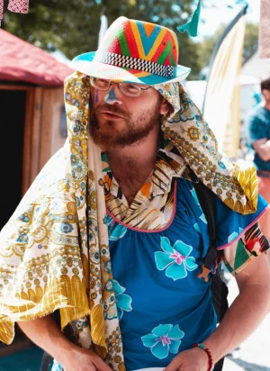 Homme déguisé avec des vêtements de seconde main à l'événement final Explor'2054